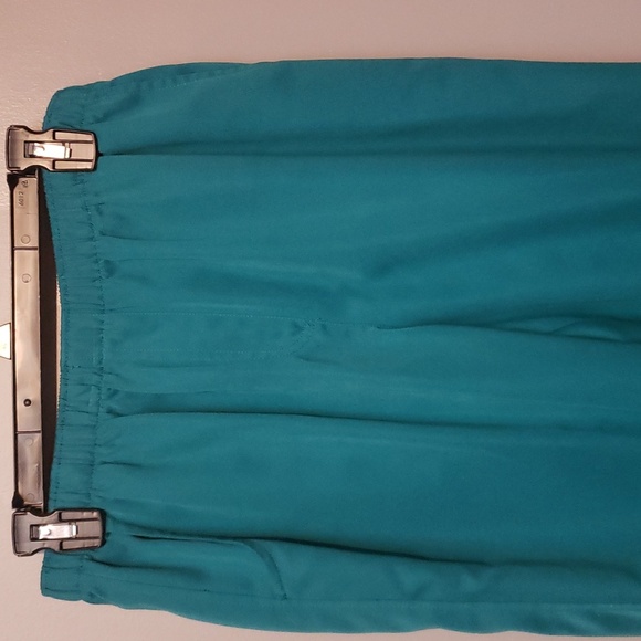 Kim Roger's Lady's Petite Capri Pants In A Beautiful Teal - Picture 2 of 4